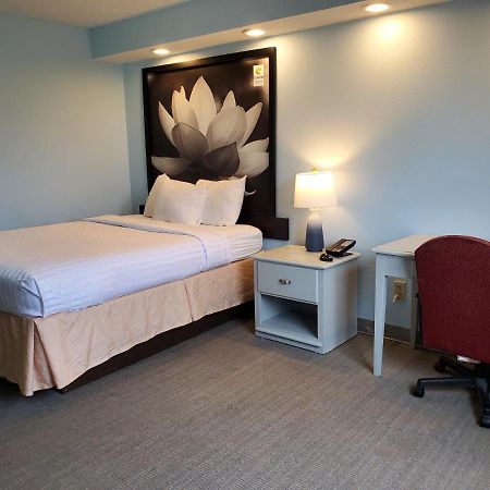 Coastal Inn & Suites Wilmington Bagian luar foto