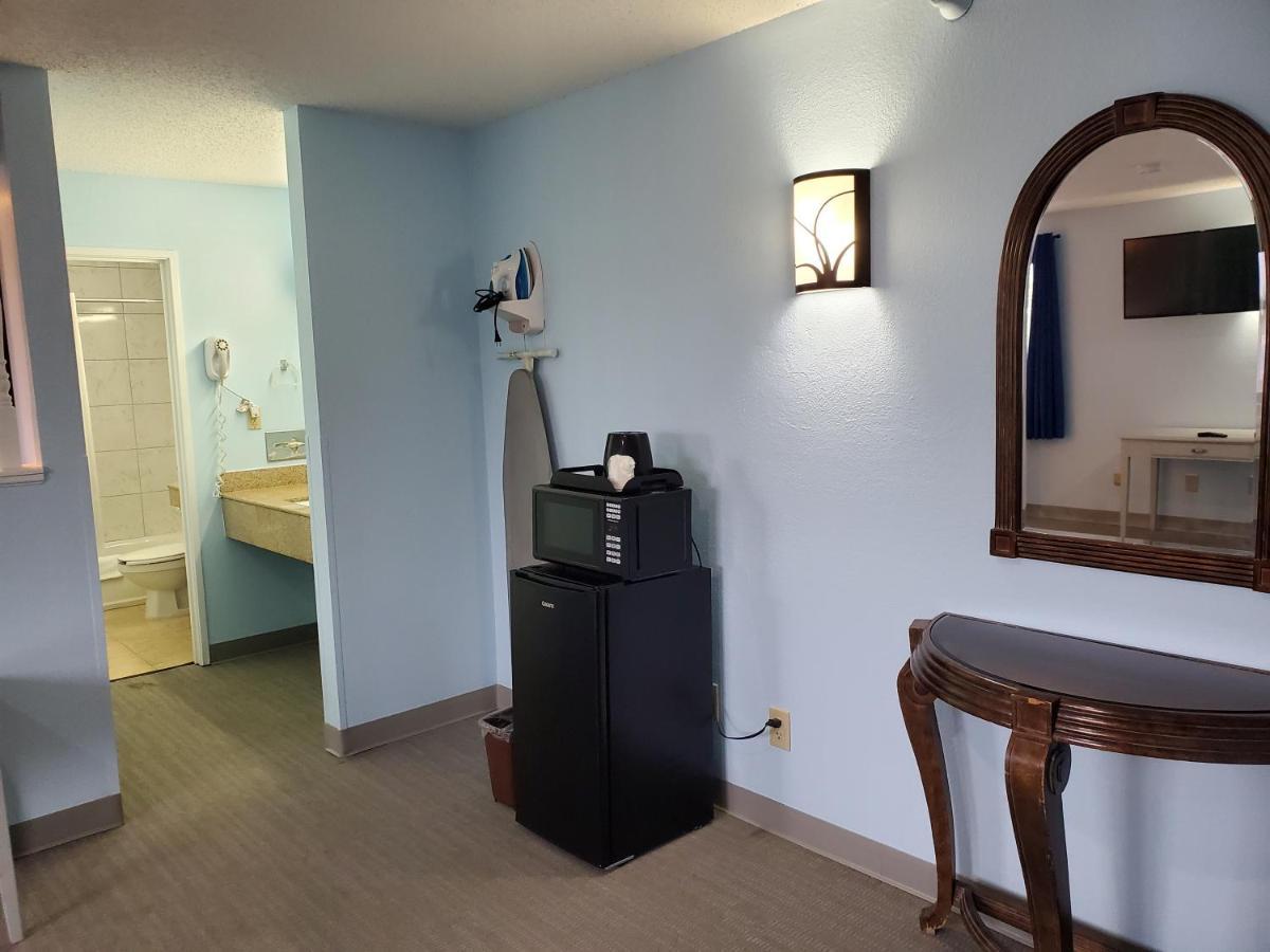 Coastal Inn & Suites Wilmington Bagian luar foto