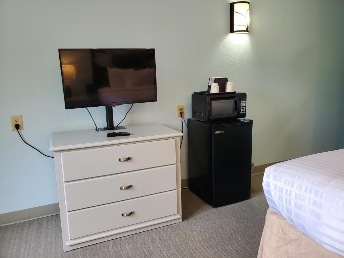Coastal Inn & Suites Wilmington Bagian luar foto