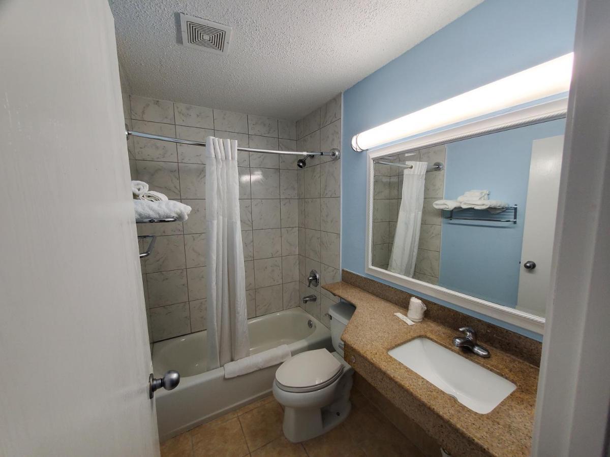 Coastal Inn & Suites Wilmington Bagian luar foto