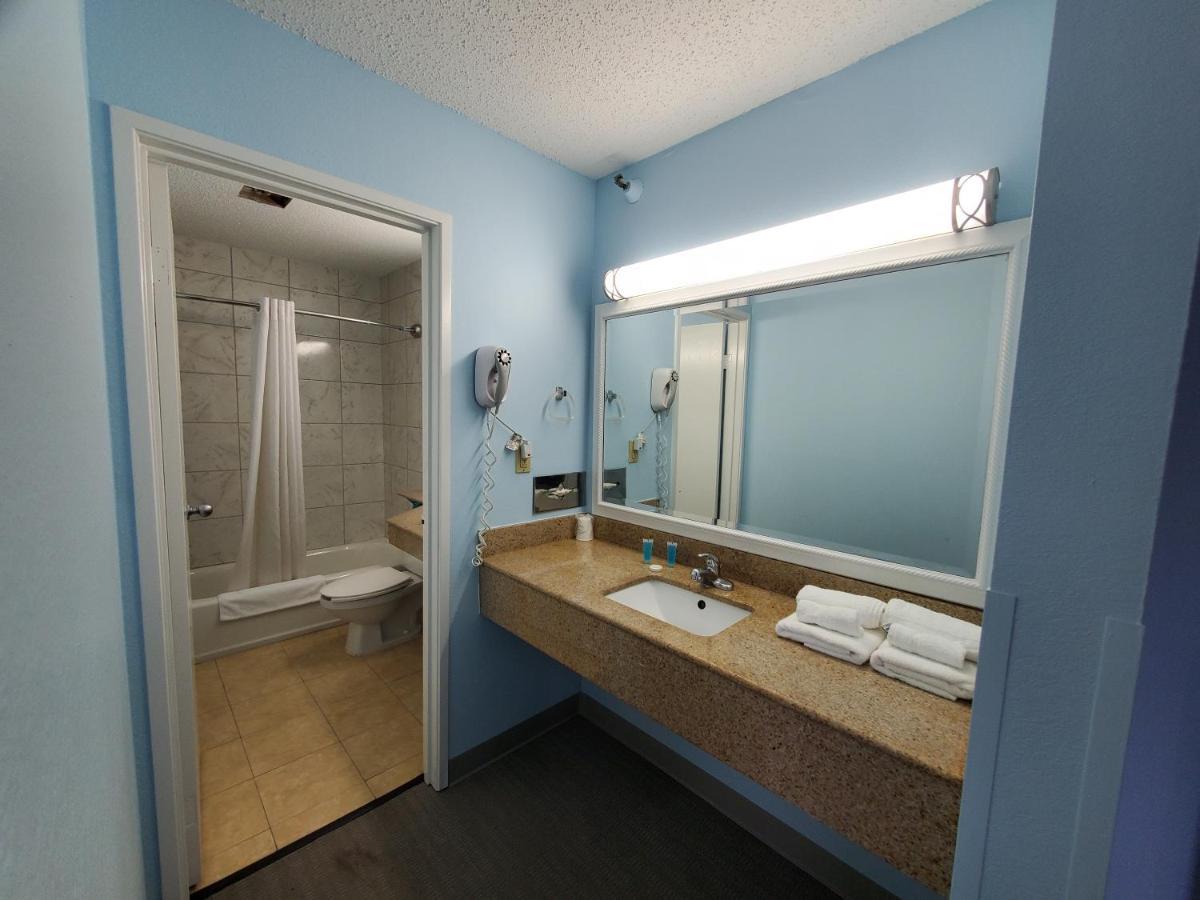 Coastal Inn & Suites Wilmington Bagian luar foto