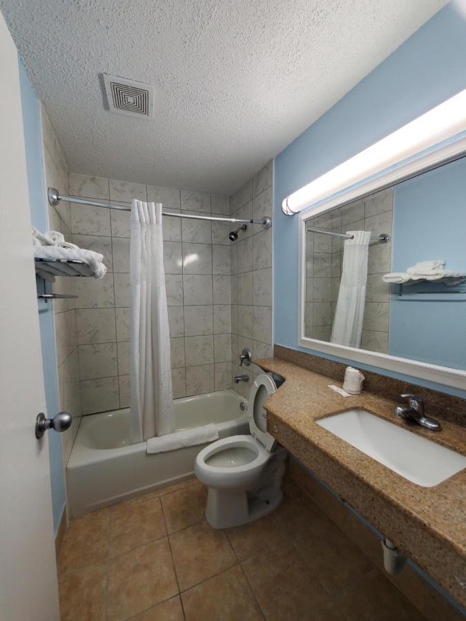 Coastal Inn & Suites Wilmington Bagian luar foto