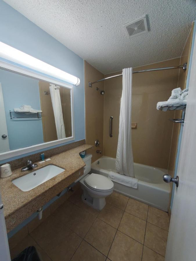 Coastal Inn & Suites Wilmington Bagian luar foto