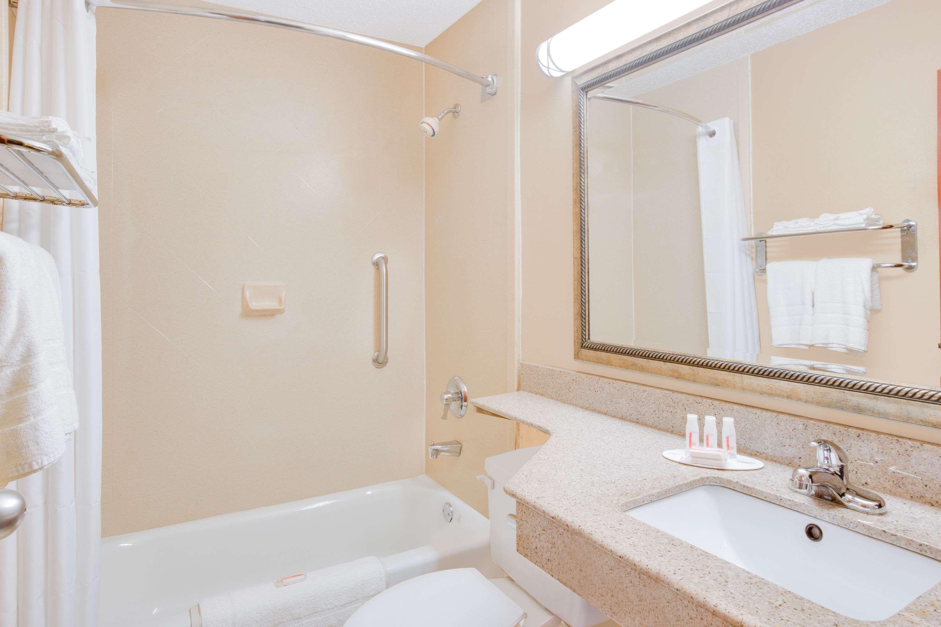 Coastal Inn & Suites Wilmington Bagian luar foto