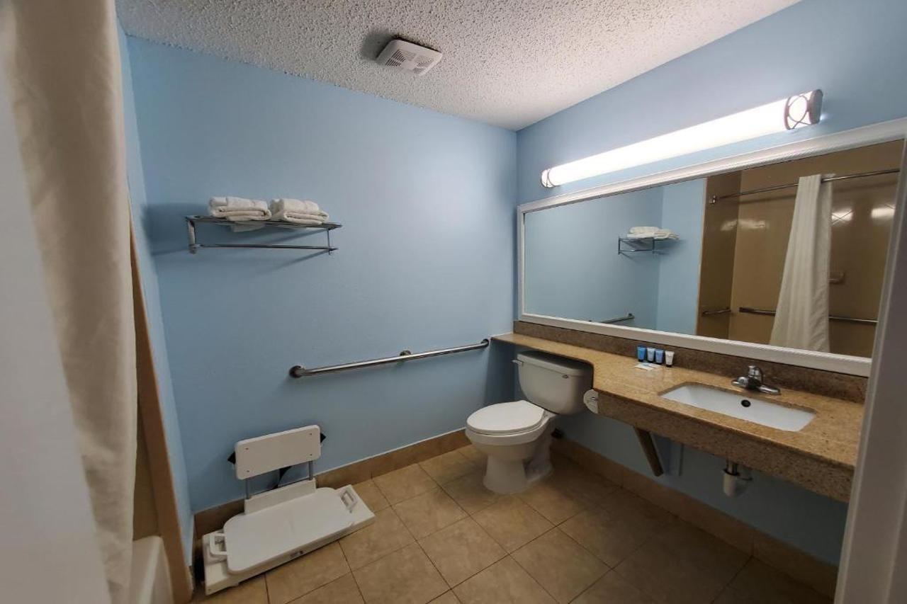 Coastal Inn & Suites Wilmington Bagian luar foto